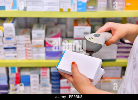 La numérisation des codes à barres pharmacien dans une pharmacie de médicaments de médecine pharmacie. Banque D'Images