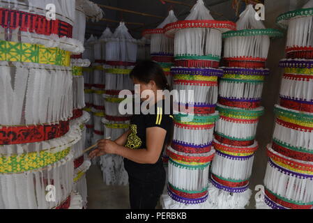 Bac Ha, au Vietnam. Le 05 août, 2018. Les peintures d'une femme au cours de l'hebdomadaire 'HA' Bac à Bac Ha marché, province de Lao Cai, au nord-est du Vietnam. Credit : Jorge Sanz/Pacific Press/Alamy Live News Banque D'Images