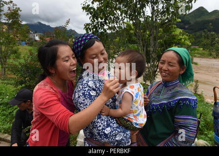 Bac Ha, au Vietnam. Le 05 août, 2018. Les femmes hmongs en photo au cours de l'hebdomadaire 'HA' Bac à Bac Ha marché, Lao Cai Province, Vietnam. Plusieurs minorités ethniques qui vivent dans les régions montagneuses du nord-ouest du Vietnam, se rassemblent à ce marché pour acheter et vendre une grande variété de biens et de bétail. Credit : Jorge Sanz/Pacific Press/Alamy Live News Banque D'Images