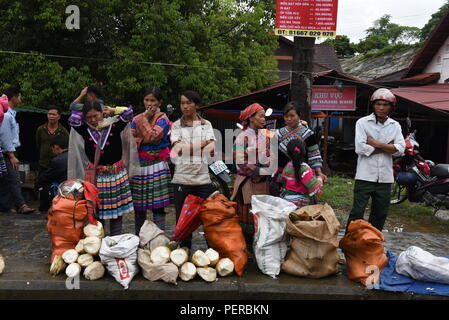 Bac Ha, au Vietnam. Le 05 août, 2018. Les Hmongs en photo au cours de l'hebdomadaire 'HA' Bac à Bac Ha marché, Lao Cai Province, Vietnam. Plusieurs minorités ethniques qui vivent dans les régions montagneuses du nord-ouest du Vietnam, se rassemblent à ce marché pour acheter et vendre une grande variété de biens et de bétail. Credit : Jorge Sanz/Pacific Press/Alamy Live News Banque D'Images