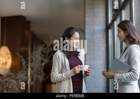 L'élégance mature woman talking with young businesswoman Banque D'Images