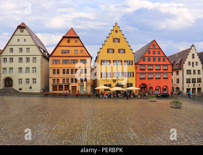 Les touristes enjoying shopping, et de l'architecture Markplatz avec des maisons traditionnelles, Rothenburg ob der Tauber, Franconia, Bavaria, Germany Banque D'Images