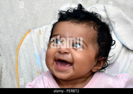 Enfant du monde d'expressions rire des pitreries et enjouement Banque D'Images