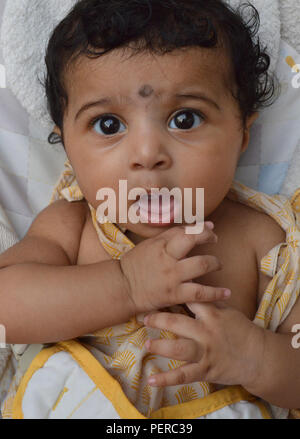 Enfant du monde d'expressions rire des pitreries et enjouement Banque D'Images