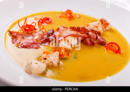 Soupe froide espagnole traditionnelle, avec des bâtonnets de pain et de lard frites. Chaudrée de maïs bacon. Spanishwith Banque D'Images