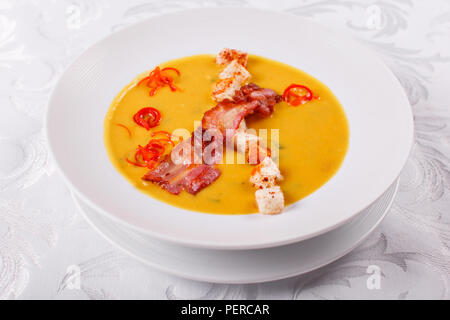 Soupe froide espagnole traditionnelle, avec des bâtonnets de pain et de lard frites. Chaudrée de maïs bacon. Spanishwith Banque D'Images