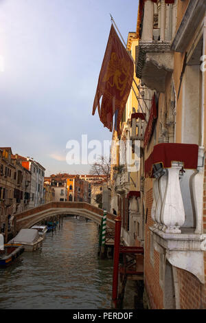 Rio di San Lorenzo, Castello, Venise, Italie : Palazzo Liassidi au premier plan et Ponte di Lion au-delà Banque D'Images