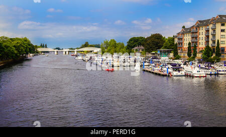 Une vue sur la rivière Shannon donnant sur un port de plaisance, de logement et d'un pont par un beau jour d'été ensoleillé. Banque D'Images