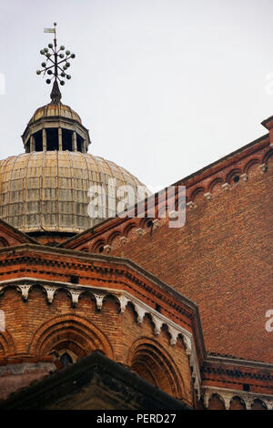 Chiesa di San Zanipolo, aka Chiesa dei Santi Giovanni e Paolo : brique gothique et Dome, Castello, Venise, Italie Banque D'Images