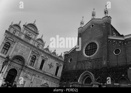 La Scuola Grande di San Marco et de la Chiesa San Zanipolo du Campo di Santi Giovanni e Paolo, Castello, Venise, Italie. Version noir et blanc Banque D'Images