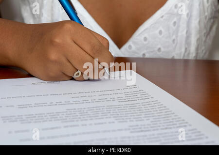 L'Afrique de main de femme met la signature le document de décisions d'affaires contrat d'accord, en prenant de l'assurance prêt bancaire, certificat de brevet concept Banque D'Images
