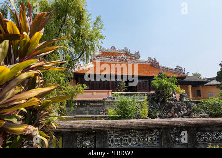 Bibliothèque royale de l'empereur ou salle de lecture (Thái Bình Lâu), avec bonsaï jardin en face, la Cité pourpre interdite, Hue, Viet Nam Banque D'Images