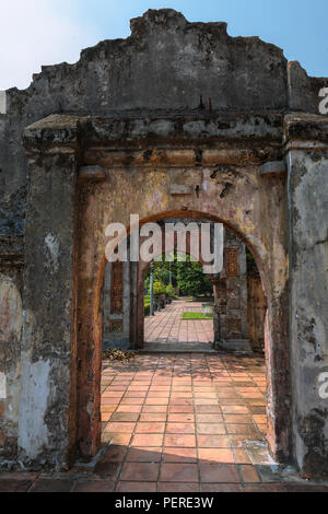 Les cours et les arcades approchant Cung Diên Thọ, ville impériale, Hue, Viet Nam Banque D'Images