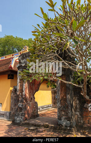 Archway endommagées par la guerre, de l'approche de Cung Diên Thọ, ville impériale, Hue, Viet Nam Banque D'Images