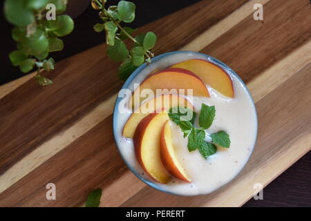 Smoothie pêche bol Banque D'Images