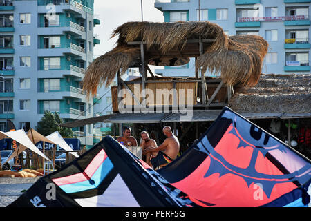 MAMAIA, Constanta, Roumanie - 25 juillet 2018. L'été vous pourrez vous détendre sur la plage Bleue à Mamaia, célèbre station balnéaire sur la côte de la mer Noire, la Roumanie. Banque D'Images