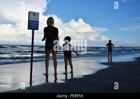 MAMAIA, Constanta, Roumanie - 25 juillet 2018. L'été vous pourrez vous détendre sur la plage Bleue à Mamaia, célèbre station balnéaire sur la côte de la mer Noire, la Roumanie. La plage bleue. Banque D'Images