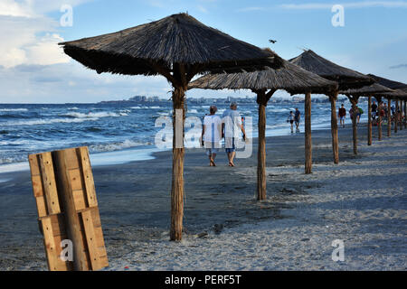 MAMAIA, Constanta, Roumanie - 25 juillet 2018. L'été vous pourrez vous détendre sur la plage Bleue à Mamaia, célèbre station balnéaire sur la côte de la mer Noire, la Roumanie. La plage bleue. Banque D'Images