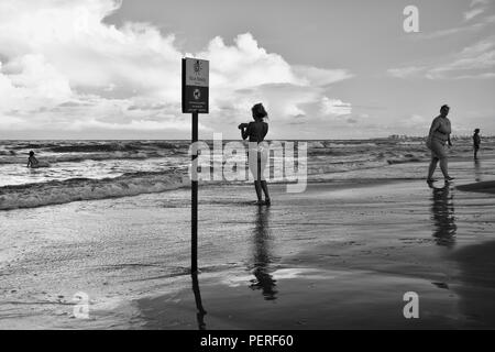 MAMAIA, Constanta, Roumanie - 25 juillet 2018. L'été vous pourrez vous détendre sur la plage Bleue à Mamaia, célèbre station balnéaire sur la côte de la mer Noire, la Roumanie. La plage bleue. Banque D'Images