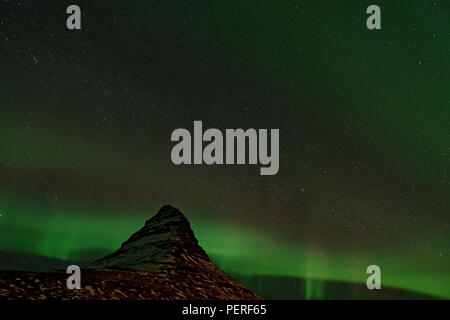 Aurora Borealis tourbillonnant autour de Kirkjufell, Islande Banque D'Images