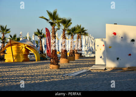 MAMAIA, Constanta, Roumanie - 25 juillet 2018. L'été vous pourrez vous détendre sur la plage Bleue à Mamaia, célèbre station balnéaire sur la côte de la mer Noire, la Roumanie. Banque D'Images