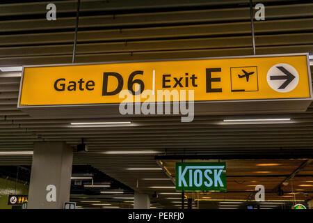 Salle d'embarquement de l'aéroport d'Amsterdam Schiphol, Pays-Bas, l'Europe. Banque D'Images