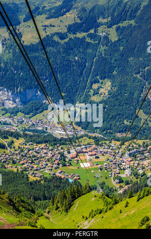 Vue aérienne du centre du village de Wengen, Wengen et la vallée de Lauterbrunnen depuis le téléphérique Maennlichen, région de Jungfrau, Suisse Banque D'Images