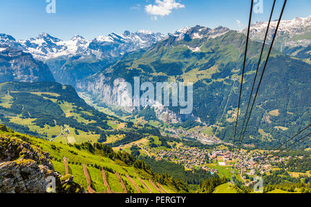 Vue aérienne du centre du village de Wengen, Wengen et la vallée de Lauterbrunnen depuis le téléphérique Maennlichen, région de Jungfrau, Suisse Banque D'Images