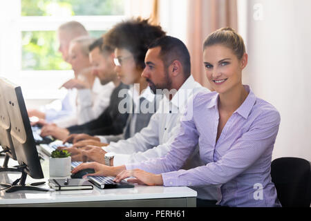 Portrait Of A young woman Sitting in Office Exécutif Banque D'Images