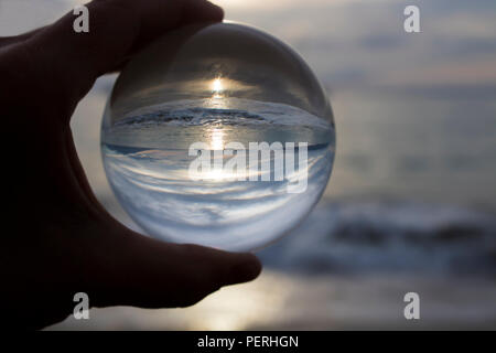 Les nuages et la mer prises par bille de verre Banque D'Images