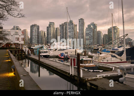 La lumière du matin, False Creek, Vancouver. Vue de False Creek, du centre-ville de Vancouver de Granville Island. La Colombie-Britannique, Canada. Banque D'Images