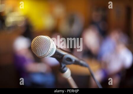 Microphone de chant en pub très animé Banque D'Images