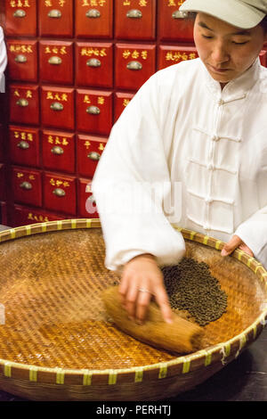 Suzhou, Jiangsu, Chine. Un employé ayant des pilules dans une entreprise fabriquant des médicaments traditionnels à base de plantes. Banque D'Images