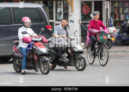 Suzhou, Jiangsu, Chine. Transports locaux : Location et motos électriques. Banque D'Images