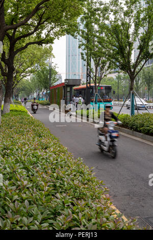 Suzhou, Jiangsu, Chine. De nombreuses villes ont les voies dédiées à l'usage des motos, vélos, et autres petits véhicules. Banque D'Images