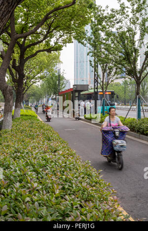 Suzhou, Jiangsu, Chine. De nombreuses villes ont les voies dédiées à l'usage des motos, vélos, et autres petits véhicules. Banque D'Images