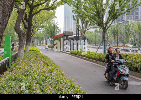 Suzhou, Jiangsu, Chine. De nombreuses villes ont les voies dédiées à l'usage des motos, vélos, et autres petits véhicules. Banque D'Images