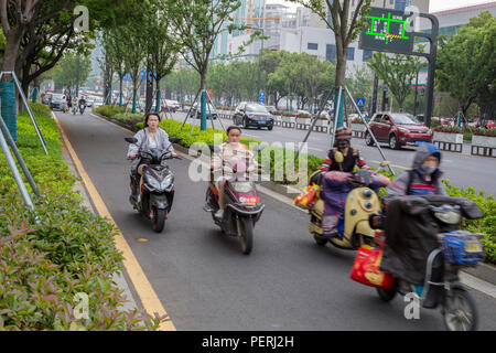 Suzhou, Jiangsu, Chine. De nombreuses villes ont les voies dédiées à l'usage des motos, vélos, et autres petits véhicules. Banque D'Images