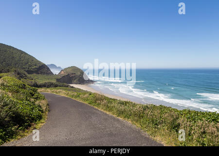 Vue imprenable sur la côte du Pacifique de l'Oregon à l'océan le long de la célèbre route de l'autoroute du Pacifique voyage sur une journée ensoleillée dans le nord-ouest de l'USA Banque D'Images