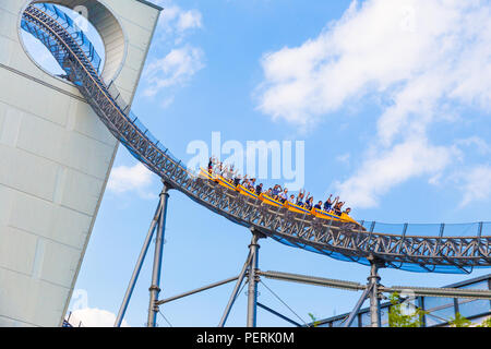 TOKYO, JAPON - 19 juillet 2016 - heureux visiteurs profiter de leur tour de caboteur de rouleau au Tokyo Dome City Amusement Park à Tokyo, Japon le 19 juillet 2016 Banque D'Images