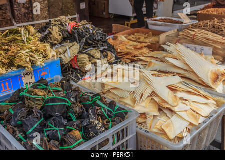 Singapour, Singapour - 16 juin 2013 : paniers avec des herbes séchées, l'aileron de requin et des produits de la médecine traditionnelle chinoise dans un shop dans le quartier chinois Banque D'Images