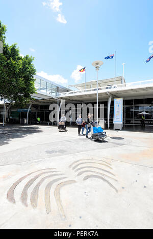 Les passagers de pousser leurs bagages sur un chariot à l'extérieur de l'Aéroport International de Sydney Kingsford-Smith, New South Wales, NSW, Australie Banque D'Images