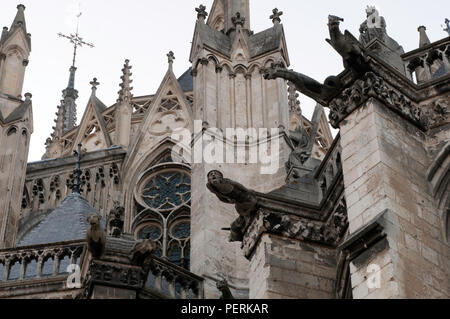 Gargouilles terrifiantes s'étendent de la cathédrale d'Amiens, dAmiens, Notre-Dame d'Amiens, France. Amiens mérite une visite lors d'un voyage dans le Nord de la France. Banque D'Images