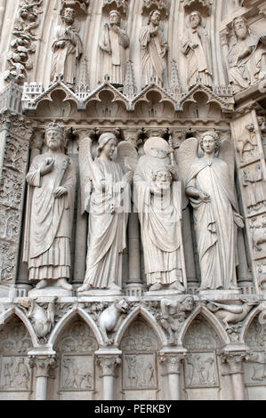 Saint Denis sans tête et d'autres sculptures sur la cathédrale Notre Dame, Paris France Banque D'Images