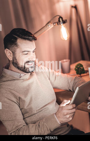 Attractive brunette chatting Banque D'Images