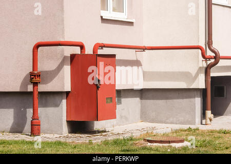 Distributeur de gaz moderne sur le mur de la chambre le jour d'été ensoleillé libre Banque D'Images