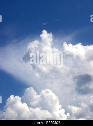 Soft fantastique des nuages blancs sur fond de ciel bleu Banque D'Images