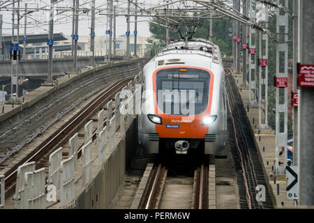 Mumbai metro train à Asalpha, Mumbai, Inde Banque D'Images