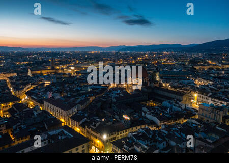 Florence, Italie - 23 mars 2018 : une vue d'ensemble de la ville de Florence au coucher du soleil, y compris Florence Santa Maria Novella et le Banque D'Images