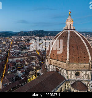 Florence, Italie - 23 mars 2018 : les touristes se rassembleront sur la coupole de la cathédrale Duomo de Florence pour regarder le coucher du soleil. Banque D'Images